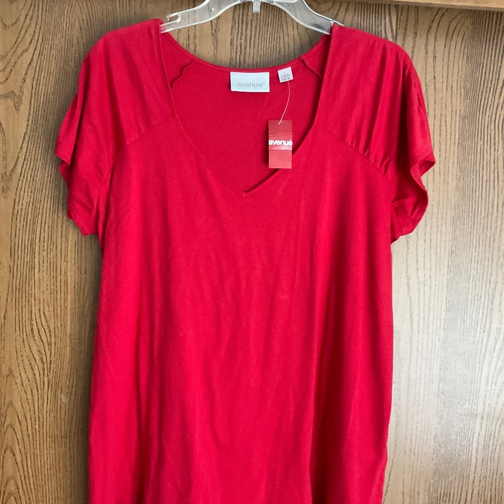 New The Avenue women’s red V-neck tshirt 14/16 Red